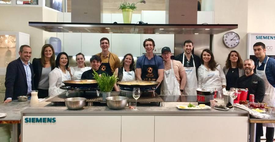 Los actores James y Oliver Phelps, los gemelos de la famosa saga cinematográfica de Harry Potter, han aprendido a cocinar una paella típica valenciana en una escuela culinaria durante su estancia en la ciudad de València por la inauguración de la exposición «Harry Potter The Exhibition». Los gemelos Weasley llegaron a la ciudad el pasado jueves para la inauguración de la muestra, junto a la actriz Natalia Tena, y ayer asistieron, de la mano de Turismo Valencia, a la escuela gastronómica Valencia Club Cocina, donde aprendieron a preparar paella valenciana, coca en landa y horchata de chufa. También realizaron una visita al mercado de Algirós, donde vendedores y clientes fueron sorprendidos por los actores británicos que se interesaron por los productos autóctonos y degustaron numerosos de ellos. 