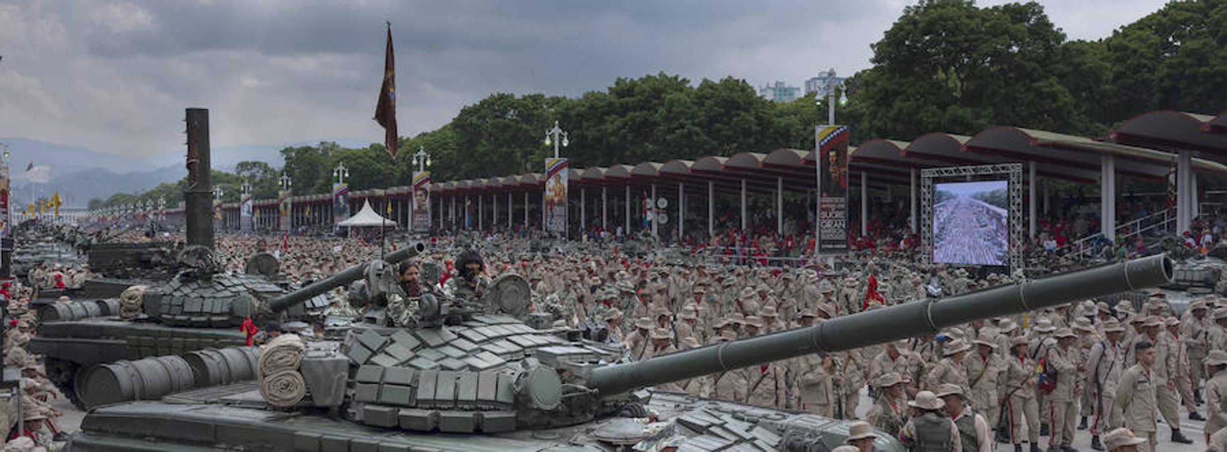 Milicianos de la Milicia Nacional Bolivariana creada por el difunto presidente Hugo Chavez Frías celebran el día de la Milicia en conmemoración de la victoria del contragolpe del 11 de Abril del 2002 contra el comandante Chavez. Más de dos millones de milicianos se concentraron a lo largo y ancho del territorio venezolano. 