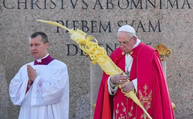 El Papa, con una palma en el Vaticano el Domingo de Ramos. 