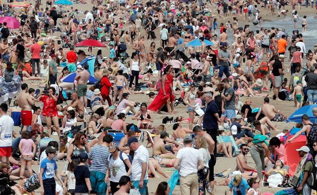 Un gran número de personas se ha acercado a la playa de la Malavarrosa a disfrutar del buen tiempo y de las altas temperaturas en este primer fin de semana de pascua.