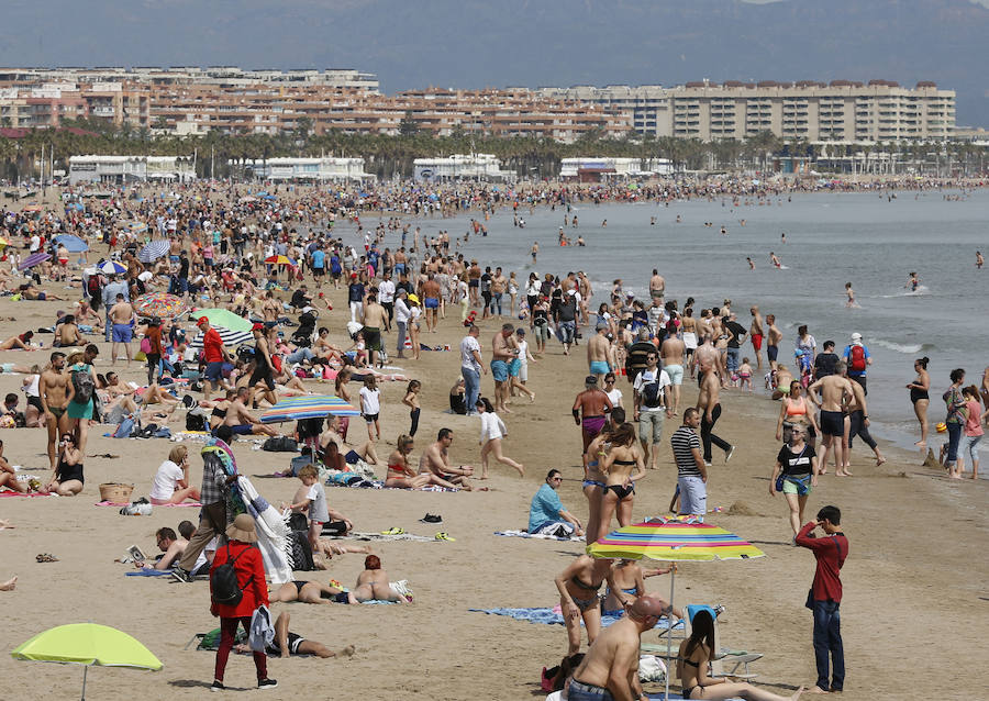 Fotos: Fotos de la playa de la Malvarrosa este domingo