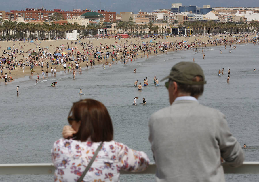 Fotos: Fotos de la playa de la Malvarrosa este domingo
