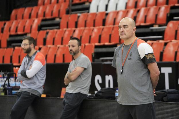 Ponsarnau observa el entrenamiento de ayer. 