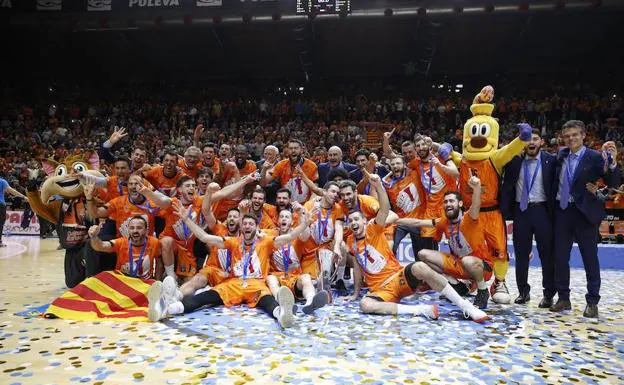 El Valencia Basket celebra el título de campeón.