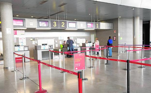 Mostradores de facturación de Iberia ayer, coincidiendo con el vuelo suspendido. 