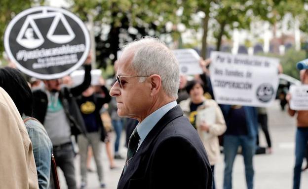 El exdirector general de Cooperación, Jose Maria Felip, ha sido recibido este lunes a su llegada a los juzgados de València con gritos de «ladrón» por parte de una veintena de personas. 