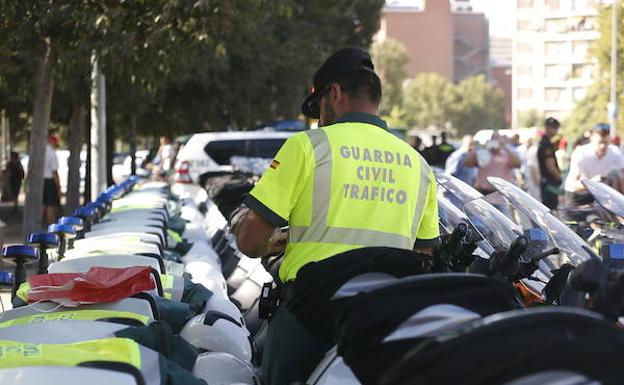 9.200 agentes de la Guardia Civil vigilan las carreteras. 