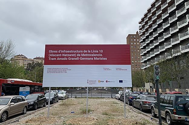 El cartel que anuncia las obras de la antigua T2. 