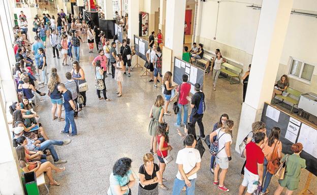 Decenas de aspirantes esperan en el IES Antonio José Cavanilles de Alicante en unas oposiciones de docentes. 