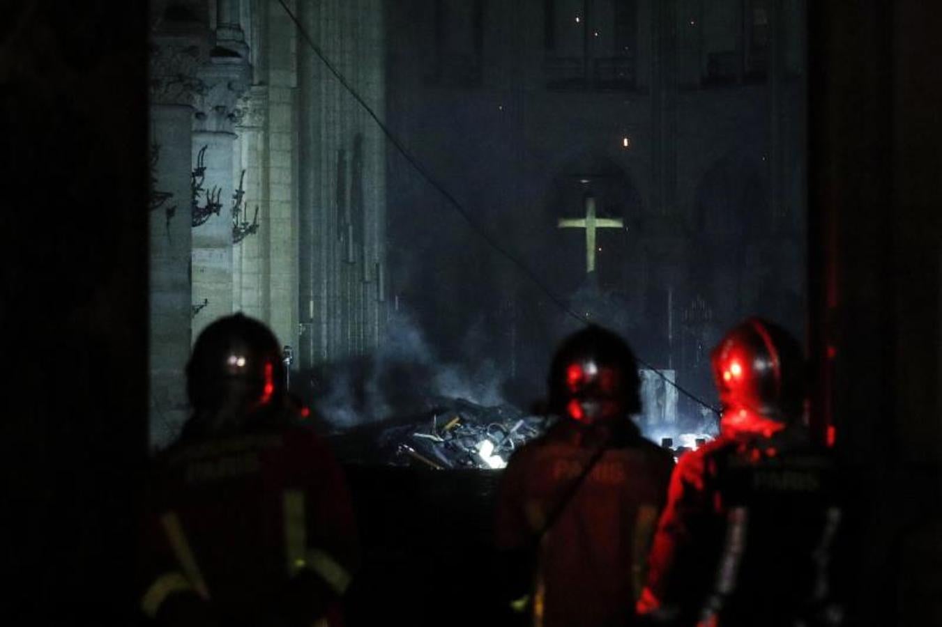 Dos tercios de la techumbre de la catedral de París se han quemado con el  incendio de Notre Dame  del 15 de abril de 2019