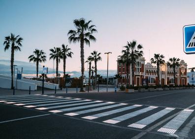 Imagen secundaria 1 - La Marina estrena los primeros pasos de peatones inteligentes de Valencia