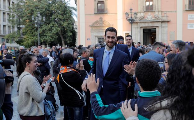 Los jugadores del Valencia Basket, tras salir de la Basílica.