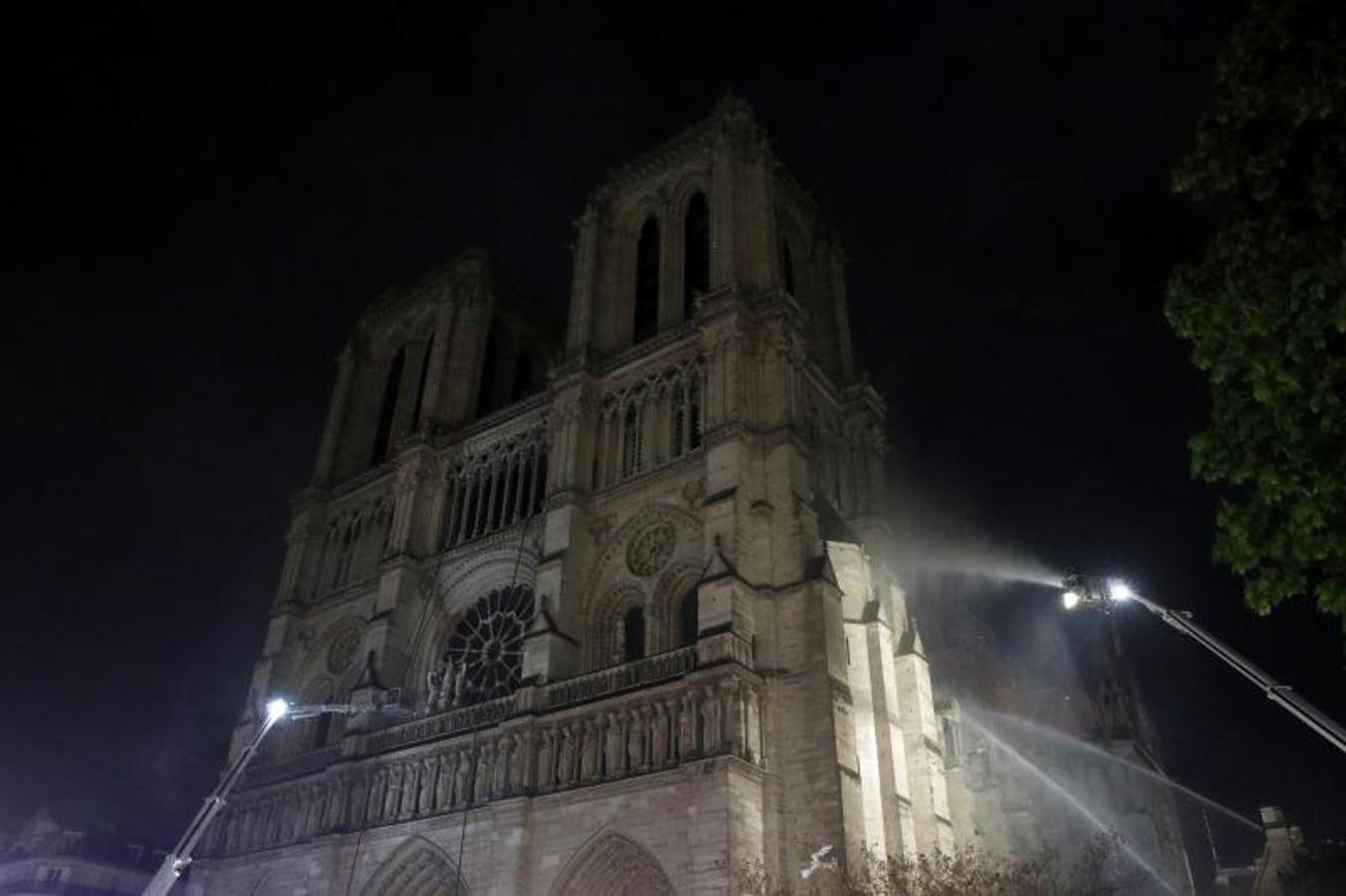 Dos tercios de la techumbre de la catedral de París se han quemado con el  incendio de Notre Dame  del 15 de abril de 2019