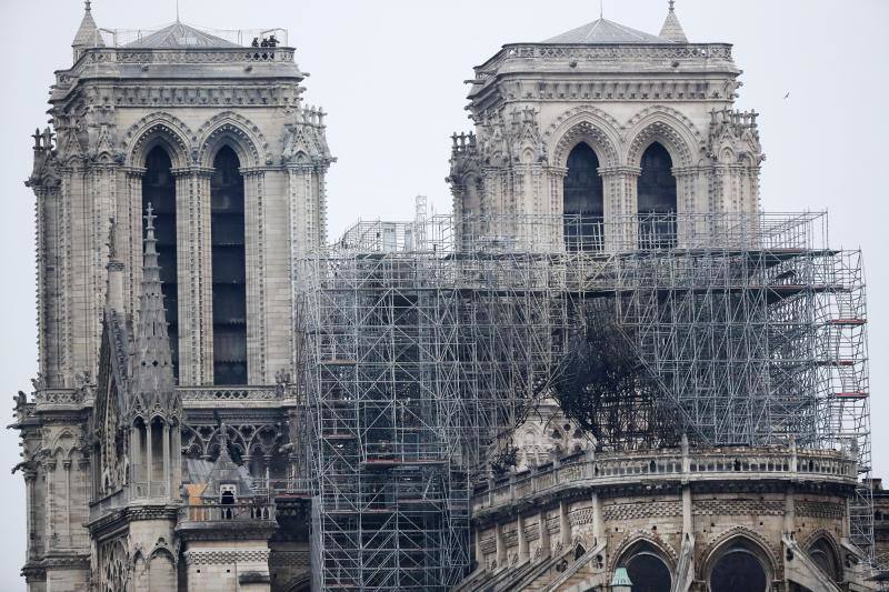 Dos tercios de la techumbre de la catedral de París se han quemado con el incendio del 15 de abril de 2019