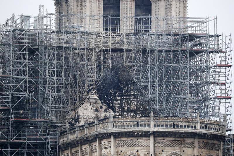 Dos tercios de la techumbre de la catedral de París se han quemado con el incendio del 15 de abril de 2019