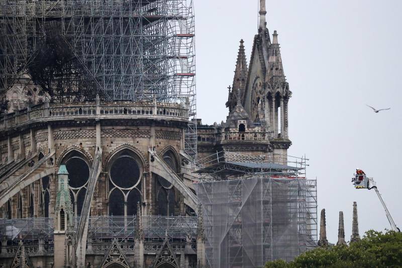 Dos tercios de la techumbre de la catedral de París se han quemado con el incendio del 15 de abril de 2019