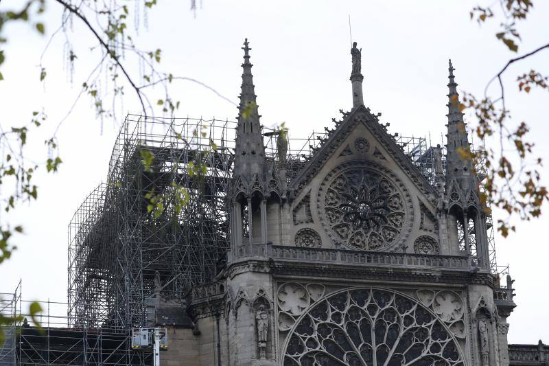 Dos tercios de la techumbre de la catedral de París se han quemado con el incendio del 15 de abril de 2019