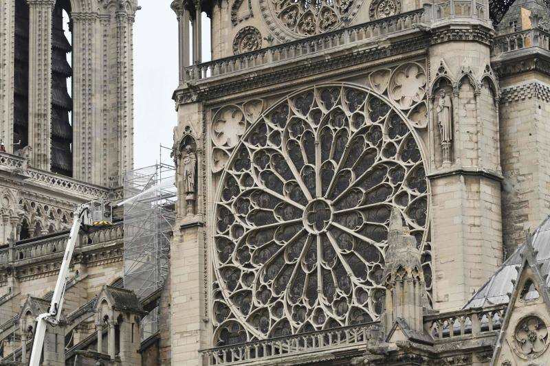 Dos tercios de la techumbre de la catedral de París se han quemado con el incendio del 15 de abril de 2019