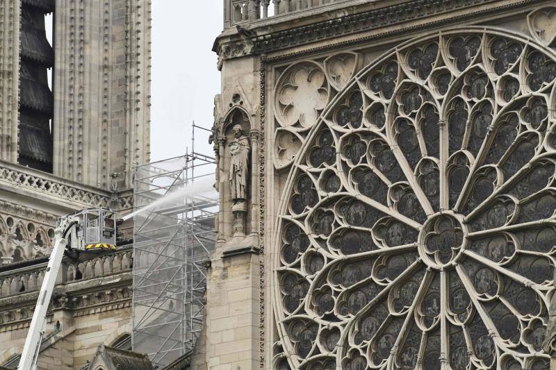 Dos tercios de la techumbre de la catedral de París se han quemado con el incendio del 15 de abril de 2019