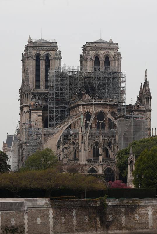 Dos tercios de la techumbre de la catedral de París se han quemado con el incendio del 15 de abril de 2019