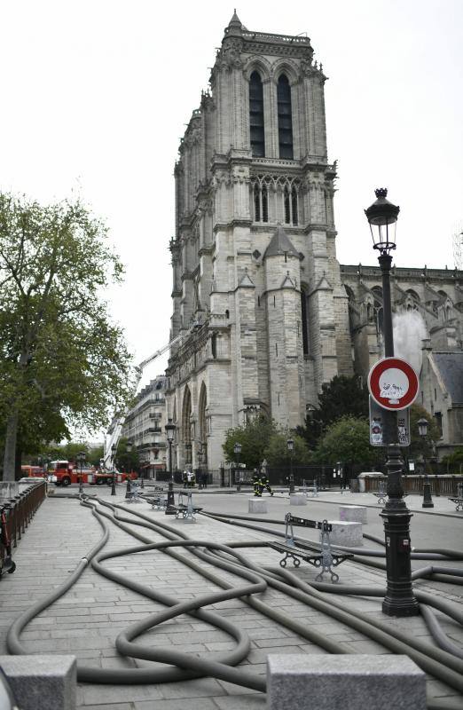 Dos tercios de la techumbre de la catedral de París se han quemado con el incendio del 15 de abril de 2019