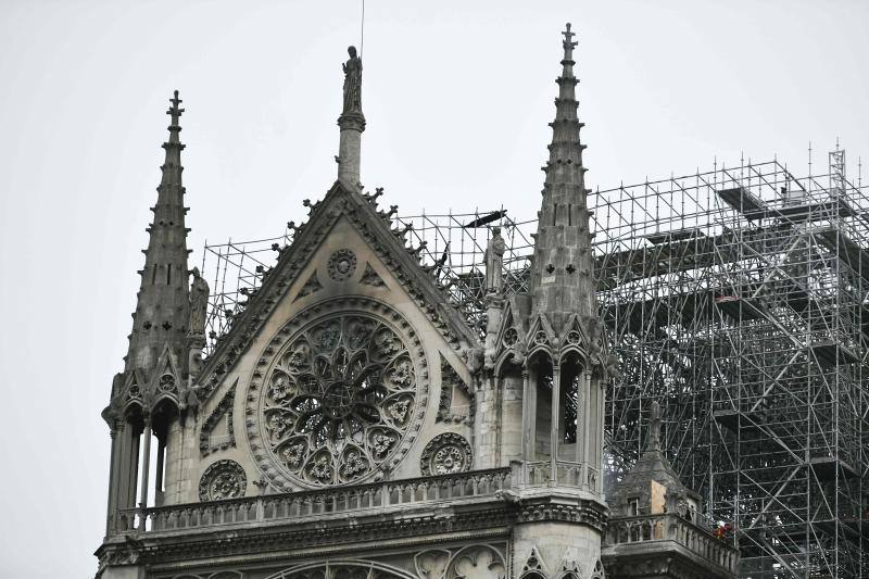 Dos tercios de la techumbre de la catedral de París se han quemado con el  incendio de Notre Dame  del 15 de abril de 2019