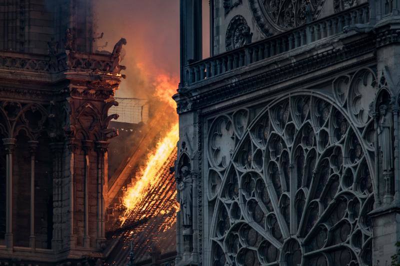 Dos tercios de la techumbre de la catedral de París se han quemado con el incendio del 15 de abril de 2019