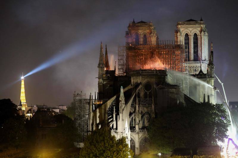 Dos tercios de la techumbre de la catedral de París se han quemado con el incendio del 15 de abril de 2019