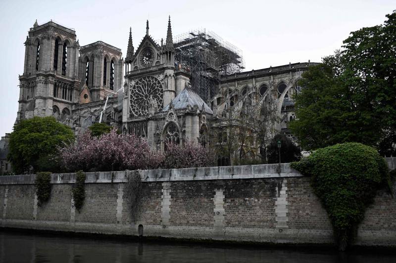 Dos tercios de la techumbre de la catedral de París se han quemado con el incendio del 15 de abril de 2019