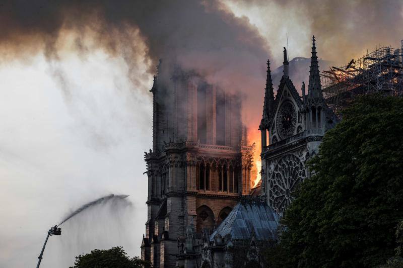 Dos tercios de la techumbre de la catedral de París se han quemado con el incendio del 15 de abril de 2019