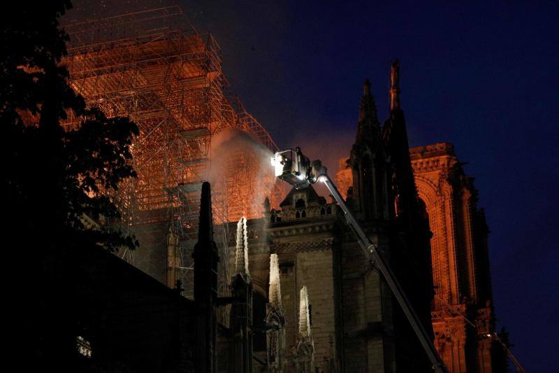 Dos tercios de la techumbre de la catedral de París se han quemado con el incendio del 15 de abril de 2019