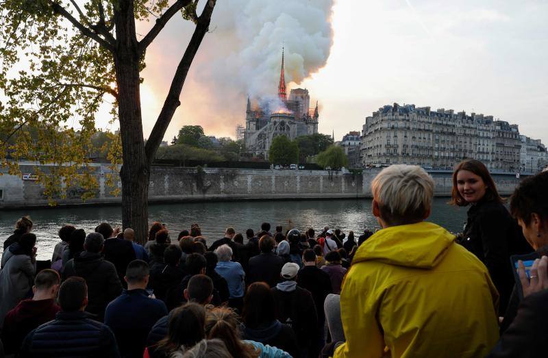 Dos tercios de la techumbre de la catedral de París se han quemado con el incendio del 15 de abril de 2019