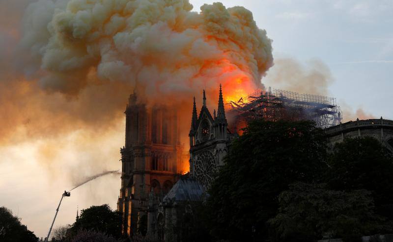 Dos tercios de la techumbre de la catedral de París se han quemado con el incendio del 15 de abril de 2019