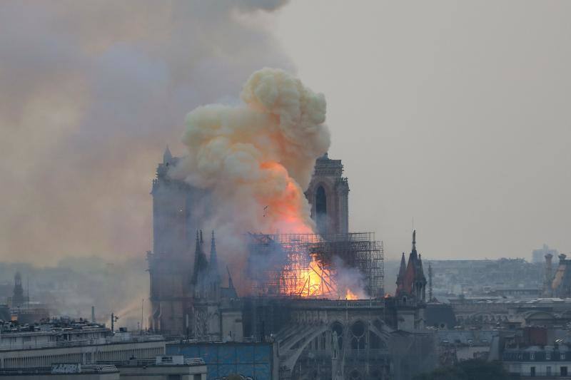 Dos tercios de la techumbre de la catedral de París se han quemado con el incendio del 15 de abril de 2019