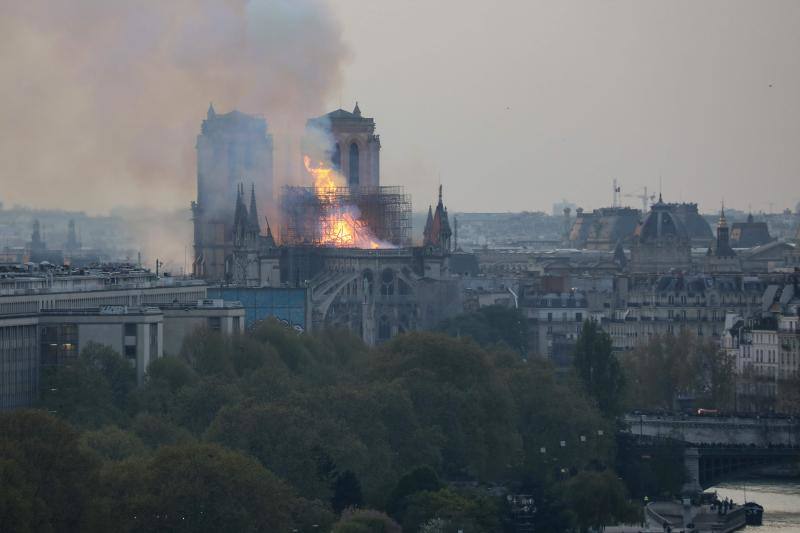 Dos tercios de la techumbre de la catedral de París se han quemado con el incendio del 15 de abril de 2019