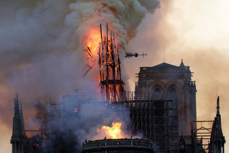 Dos tercios de la techumbre de la catedral de París se han quemado con el incendio del 15 de abril de 2019