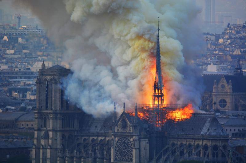 Dos tercios de la techumbre de la catedral de París se han quemado con el incendio del 15 de abril de 2019