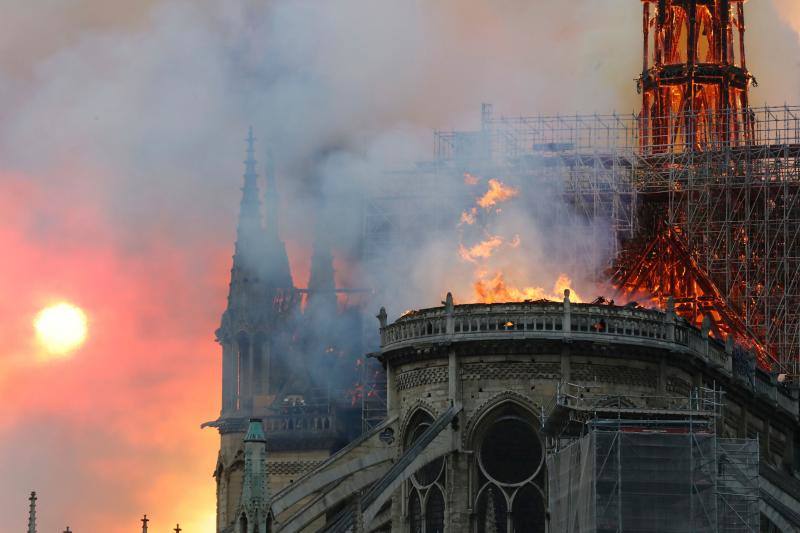 Dos tercios de la techumbre de la catedral de París se han quemado con el incendio del 15 de abril de 2019