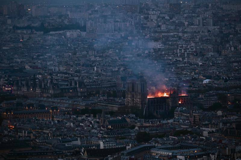 Dos tercios de la techumbre de la catedral de París se han quemado con el incendio del 15 de abril de 2019