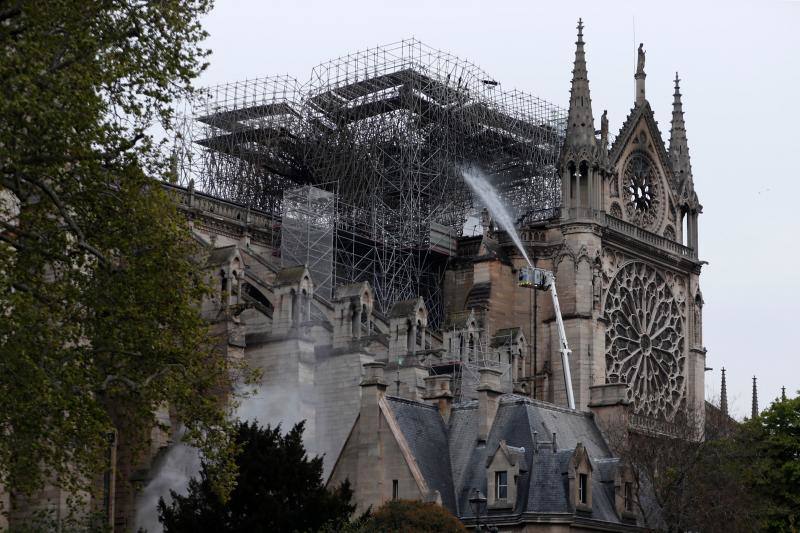 Dos tercios de la techumbre de la catedral de París se han quemado con el  incendio de Notre Dame  del 15 de abril de 2019