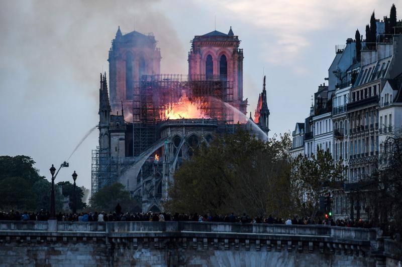 Dos tercios de la techumbre de la catedral de París se han quemado con el incendio del 15 de abril de 2019