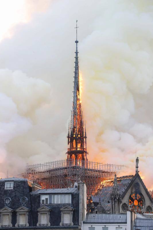 Dos tercios de la techumbre de la catedral de París se han quemado con el incendio del 15 de abril de 2019