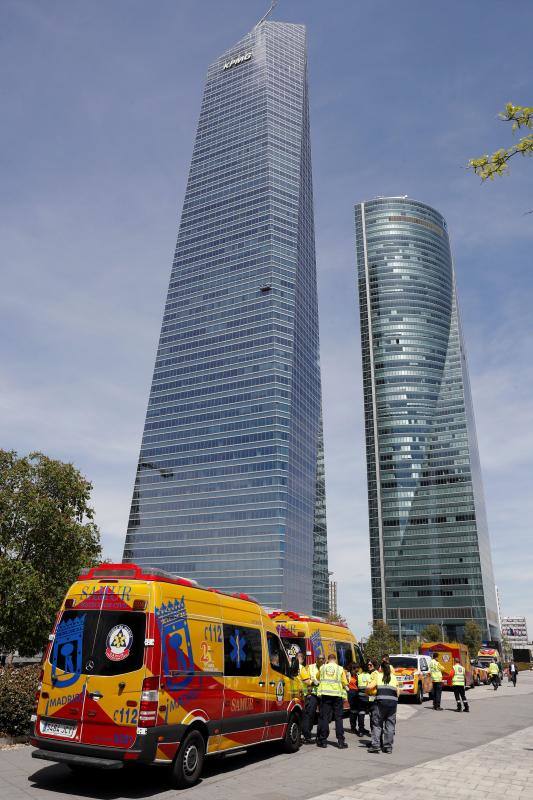 El rascacielos Torre Espacio, con 235 metros de altura, 57 plantas y una superficie total alquilable de 60.142 metros cuadrados, está gestionado por el grupo Villar Mir y alberga las embajadas de Australia, Canadá, Países Bajos y Reino Unido, además de sociedades como Red Bull, Equifax, AEB o Ufinet.