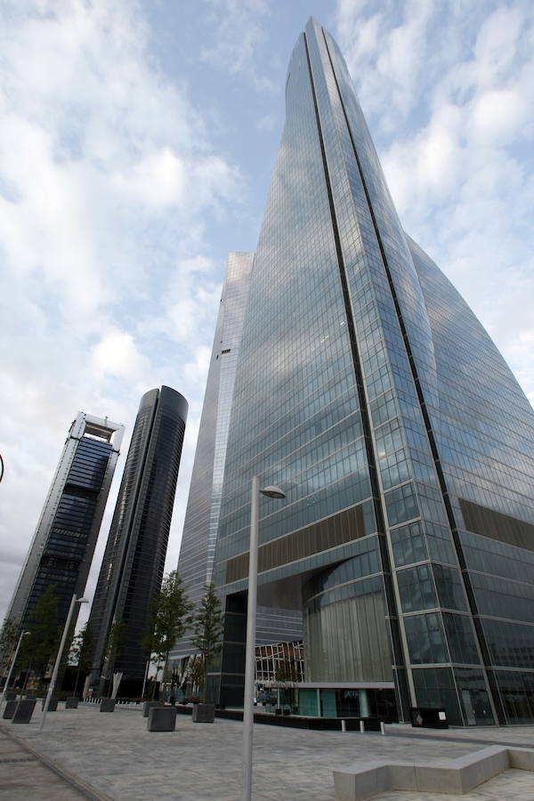 El rascacielos Torre Espacio, con 235 metros de altura, 57 plantas y una superficie total alquilable de 60.142 metros cuadrados, está gestionado por el grupo Villar Mir y alberga las embajadas de Australia, Canadá, Países Bajos y Reino Unido, además de sociedades como Red Bull, Equifax, AEB o Ufinet.