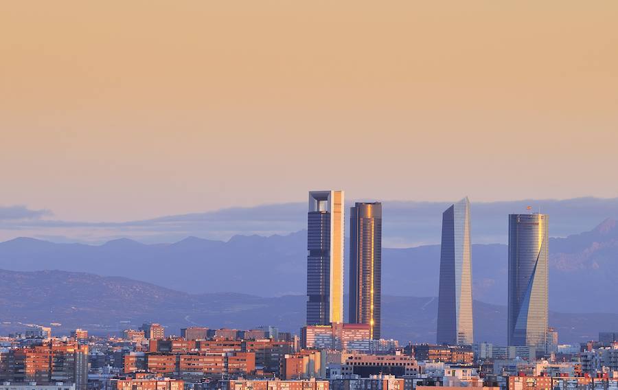 El rascacielos Torre Espacio, con 235 metros de altura, 57 plantas y una superficie total alquilable de 60.142 metros cuadrados, está gestionado por el grupo Villar Mir y alberga las embajadas de Australia, Canadá, Países Bajos y Reino Unido, además de sociedades como Red Bull, Equifax, AEB o Ufinet.