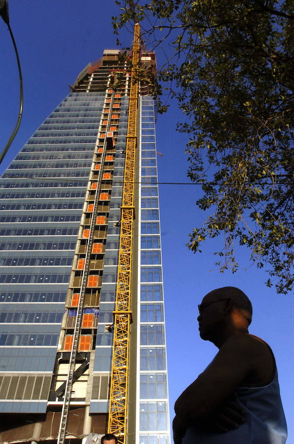 El rascacielos Torre Espacio, con 235 metros de altura, 57 plantas y una superficie total alquilable de 60.142 metros cuadrados, está gestionado por el grupo Villar Mir y alberga las embajadas de Australia, Canadá, Países Bajos y Reino Unido, además de sociedades como Red Bull, Equifax, AEB o Ufinet.