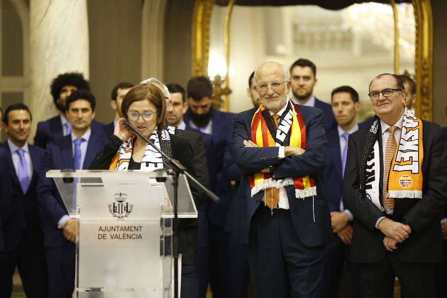 Fotos: El Valencia Basket celebra junto a la afición la victoria de la Eurocup