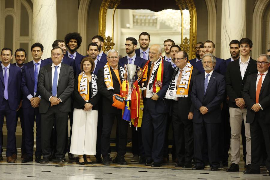 Fotos: El Valencia Basket celebra junto a la afición la victoria de la Eurocup