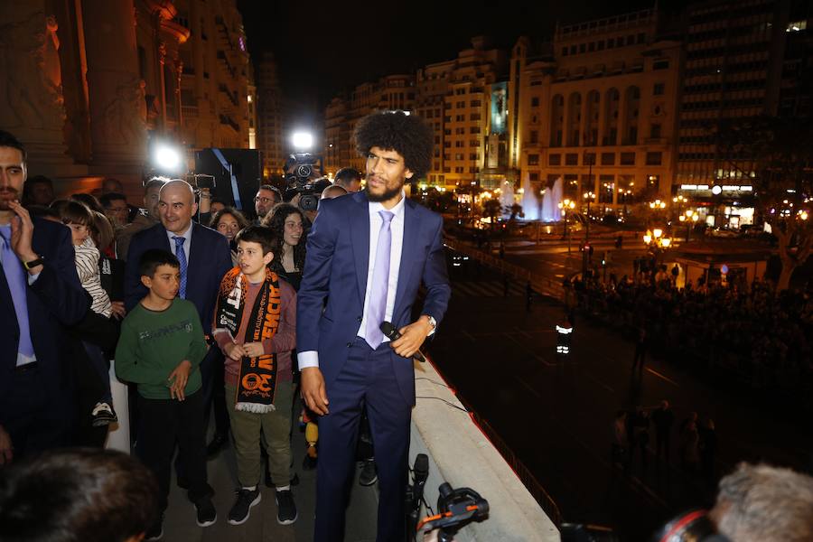 Fotos: El Valencia Basket celebra junto a la afición la victoria de la Eurocup