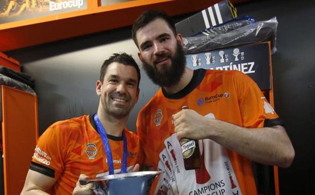 Rafa Martínez, sonriente, posa con Dubljevic y el trofeo de la Eurocup en el vestuario. 